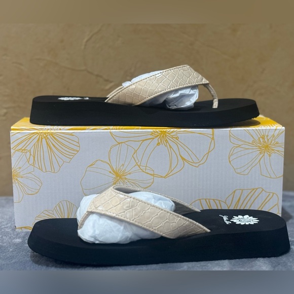 Fiorela Croco Yellow Box Flip Flop
Size 9 - Picture 2 of 7